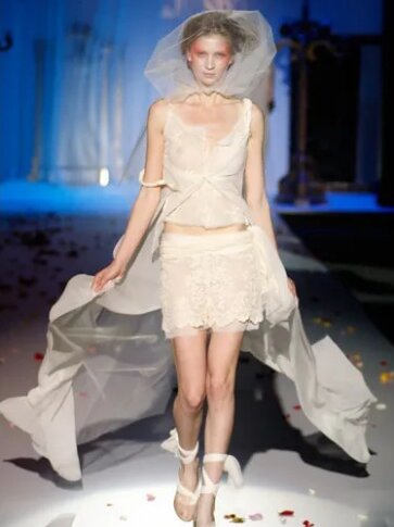 30 Funny Wedding Dresses That Should Have Never Come Down The Aisle