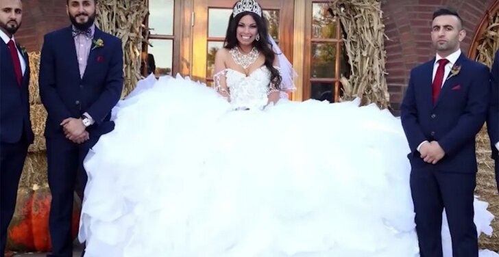 30 Funny Wedding Dresses That Should Have Never Come Down The Aisle